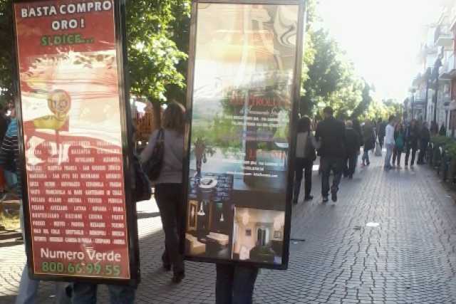 Ecco i ''cartelloni umani'', la nuova dubbia frontiera della pubblicit�